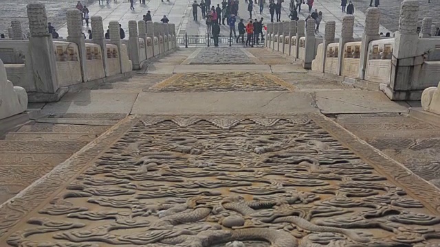淘金:一群游客正在紫禁城的梯子下视频素材