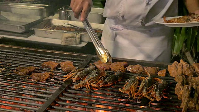 烤海鲜Nusa Dua海滩，巴厘岛，印度尼西亚视频下载
