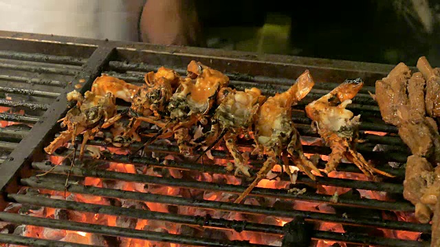 烤海鲜Nusa Dua海滩，巴厘岛，印度尼西亚视频下载