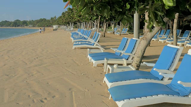 印尼巴厘岛Nusa Dua海滩上的沙滩椅视频下载