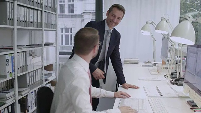 经理和员工在一个有创意、时尚的办公室里交流视频下载