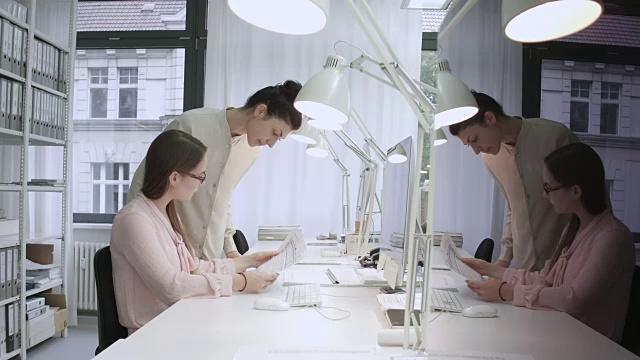 经理和员工在一个有创意、时尚的办公室里交流视频下载