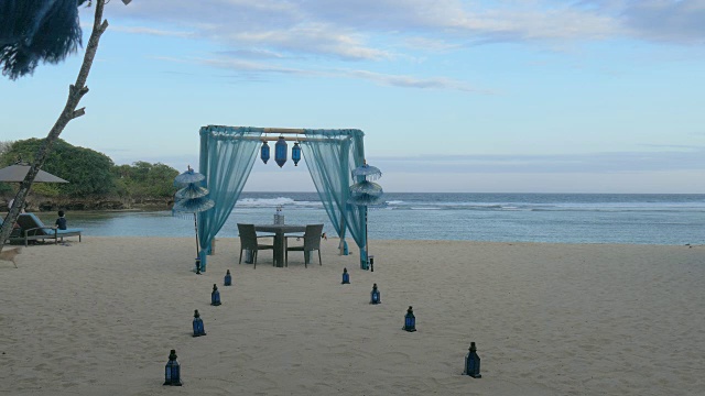 安排的桌子在Nusa Dua海滩，巴厘岛，印度尼西亚视频下载