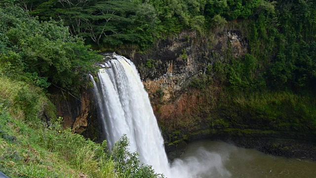 夏威夷考艾岛著名的怀卢阿瀑布随水流流入4K湖旅游景点视频素材