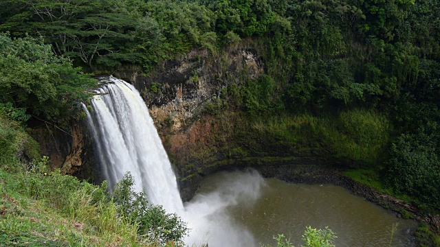 夏威夷考艾岛著名的怀卢阿瀑布随水流流入4K湖旅游景点视频素材