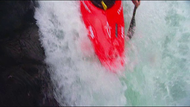 皮划艇从瀑布上落下视频下载