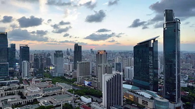 4K:上海城市景观，中国，白天到夜晚的过渡，平移视频下载