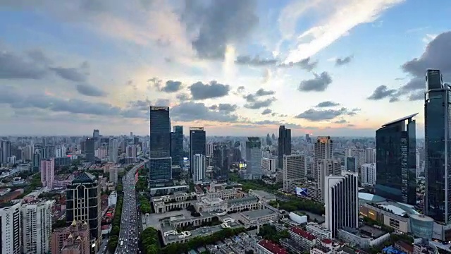 4K:上海城市景观，中国，白天到夜晚的过渡，缩放视频下载