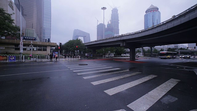 中国北京——2016年10月7日:朝阳区中国国际贸易中心区域的摩天大楼正在建设中。视频素材