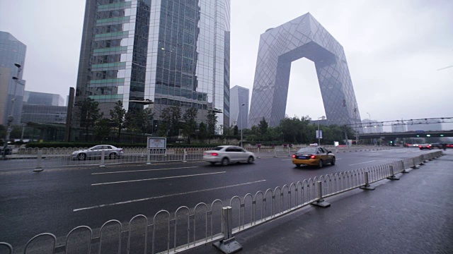 中国北京——2016年10月7日:朝阳区交通枢纽，背景是央视大楼。视频下载