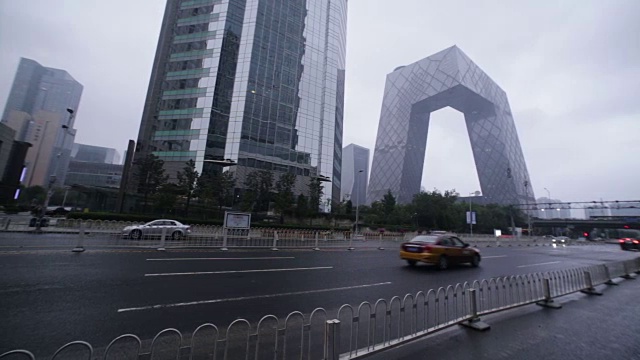 中国北京——2016年10月7日:朝阳区交通枢纽，背景是央视大楼。视频素材