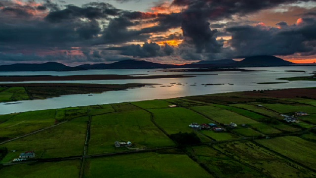 爱尔兰日落时分的空中拼凑景观视频素材