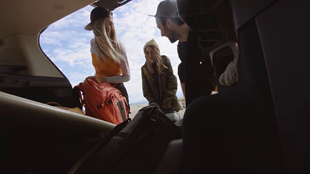 冲浪者包装汽车后备箱4K视频下载