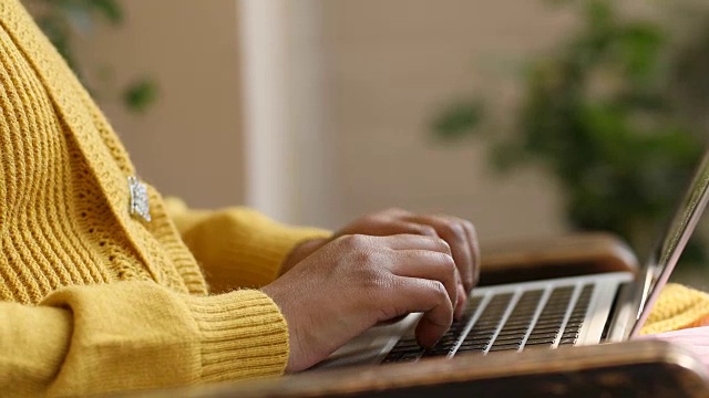 女人用的笔记本电脑视频下载