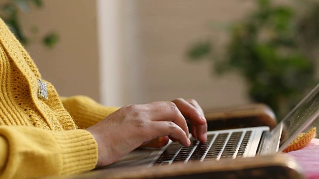 女人用的笔记本电脑视频下载