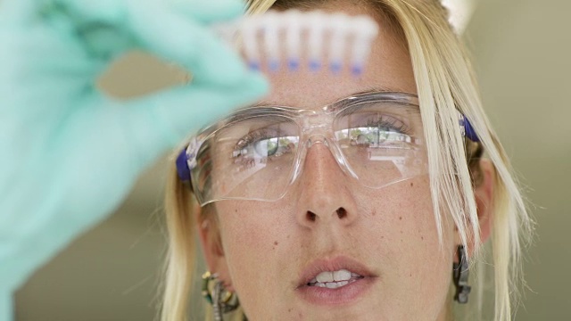 一名妇女在遗传学实验室检查一个样本视频素材