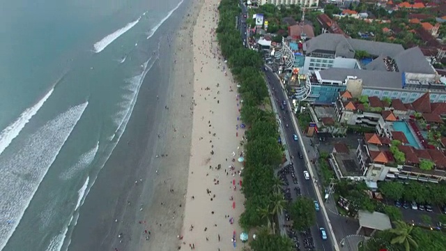 巴厘岛库塔海滩上的日落。视频下载
