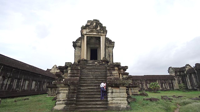 柬埔寨一名女子爬上古庙视频下载
