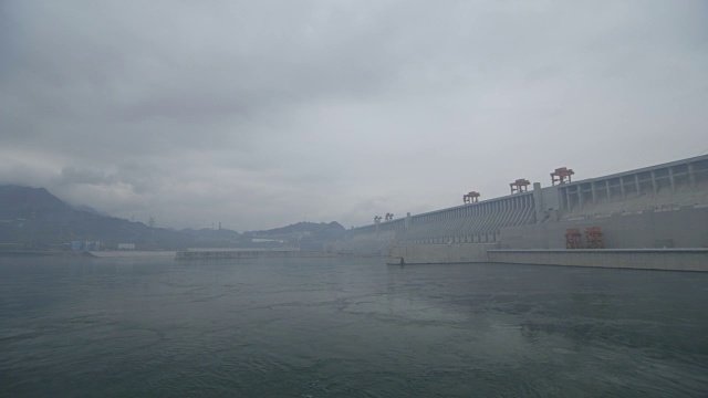 中国湖北省宜昌市宜陵区三峡大坝旁的长江水流缓慢。视频下载