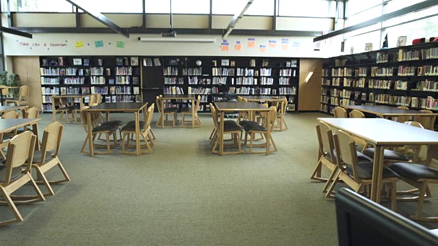 高中图书馆的广角镜头视频购买