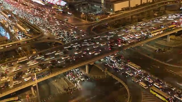 北京路交叉口及夜间交通堵塞鸟瞰图视频下载