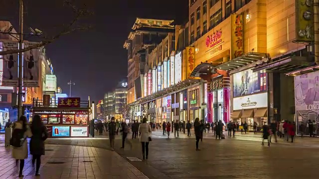 T/L WS ZI人流在王府井地区繁忙的购物街上/北京，中国视频下载