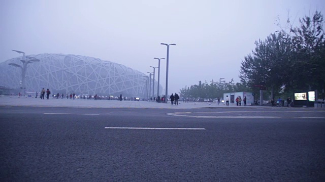北京，Сhina——2016年10月14日:游客在雾霾污染下参观北京鸟巢体育场。视频素材