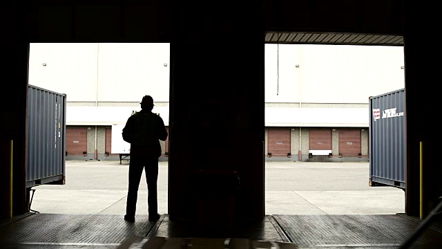 仓库工人卷门的广角镜头视频素材