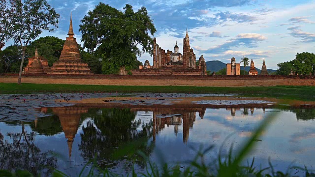 WS, PL，早上的Sukhothai历史公园在Mahathat庙的水反射视频素材