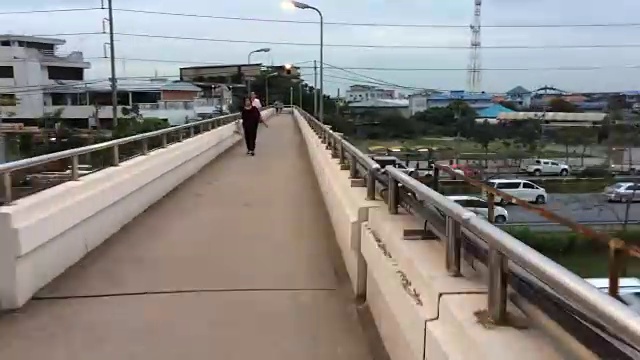 站在桥上的女人视频下载