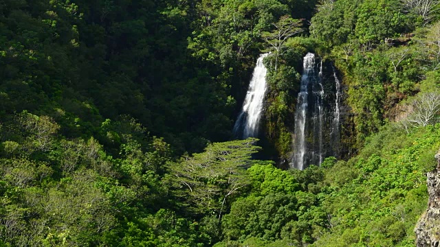 夏威夷考艾岛奥佩卡瀑布与青山旅游景点4K视频素材