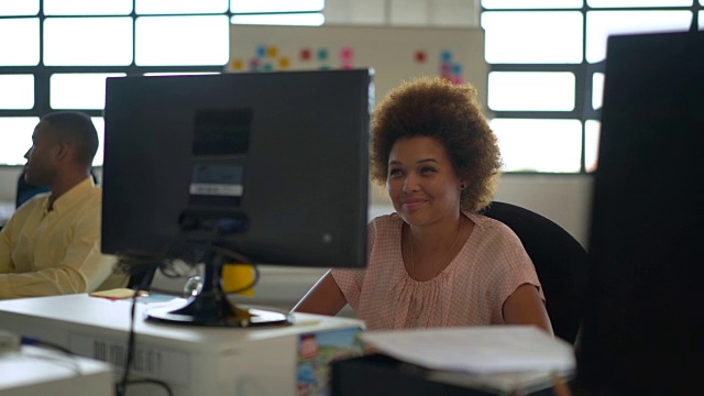 在办公室的办公桌上使用电脑的女商人视频下载