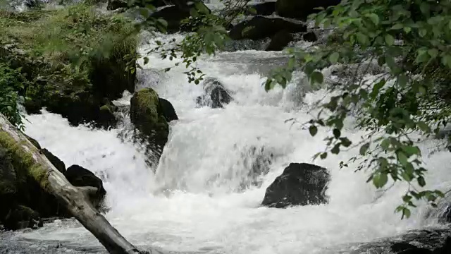 水沿着河流倾泻而下的景象视频素材