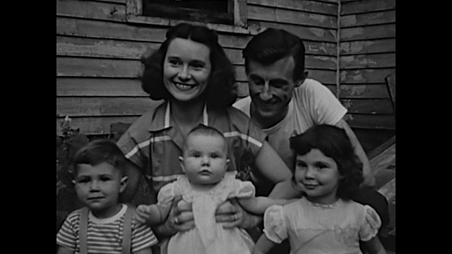 20世纪40年代家庭电影——一家人在前院摆姿势照相视频下载