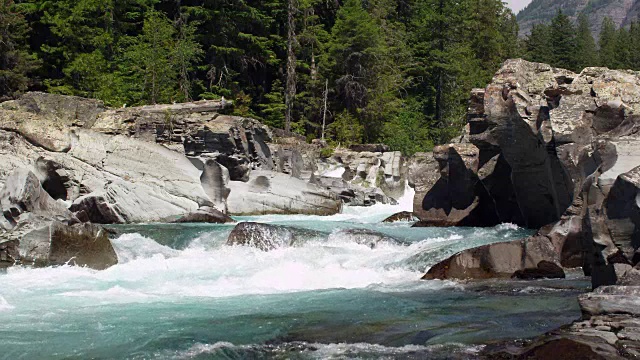冰川国家公园的河流慢镜头2。视频素材