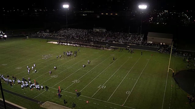 空中拍摄晚上高中足球赛视频素材