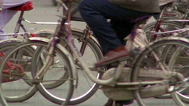 中拍摄影车拍摄前景/中国成都交通过路的街道上的大群自行车视频下载