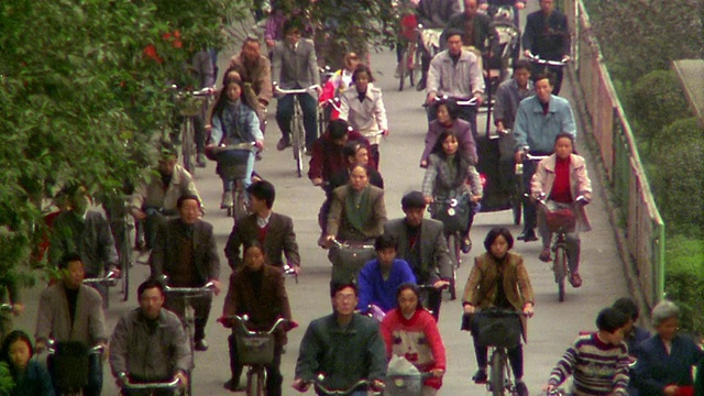 高角度广角拍摄的人群骑着自行车走向相机/成都，中国视频下载