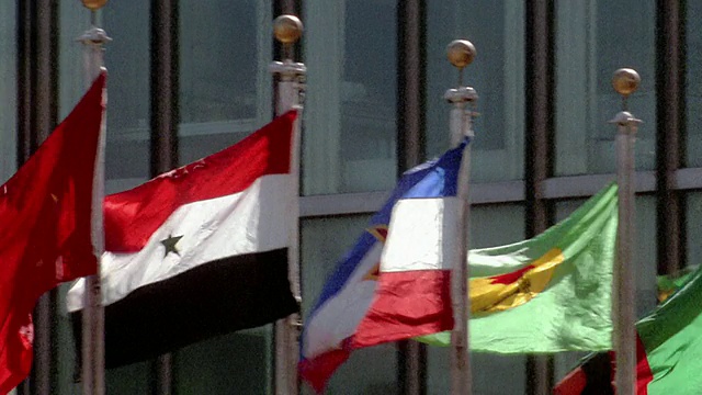 特写在联合国/纽约市飘扬的平底国际旗帜视频素材