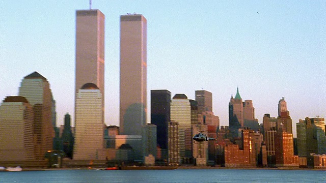 宽镜头直升机飞过世界贸易中心和周围的建筑物在曼哈顿/纽约视频下载