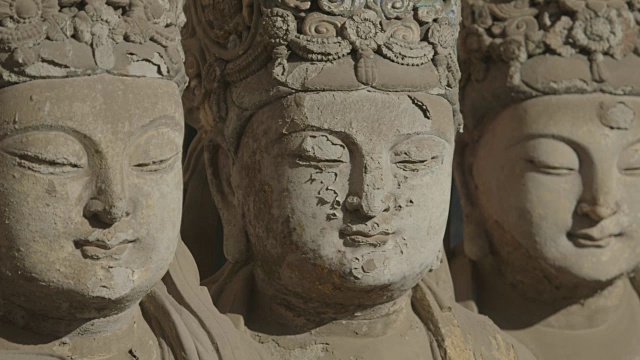 特写镜头显示“释迦牟尼进入涅槃”，大足石刻佛像和周围较小的雕刻，在重庆，四川省，中国。视频下载