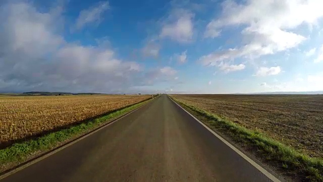 POV，在乡村道路上行驶的汽车视频下载