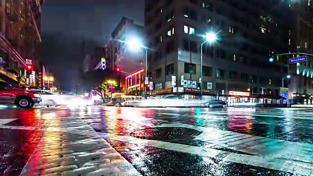 市中心交通在一个雨夜在洛杉矶-时间流逝视频下载