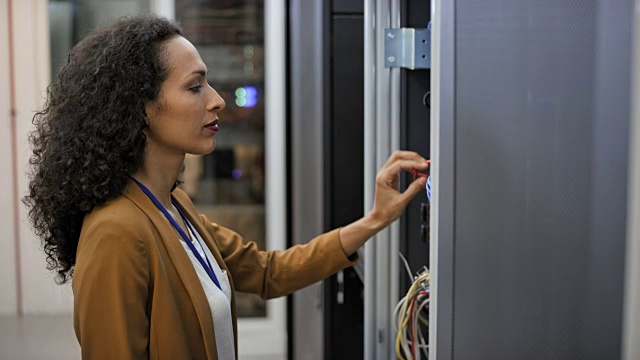DS女技术员在服务器室检查电缆连接视频下载