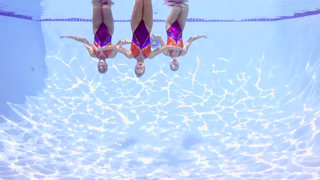 MS三名花样游泳女运动员在进行常规水下观察时倒立踩水视频素材