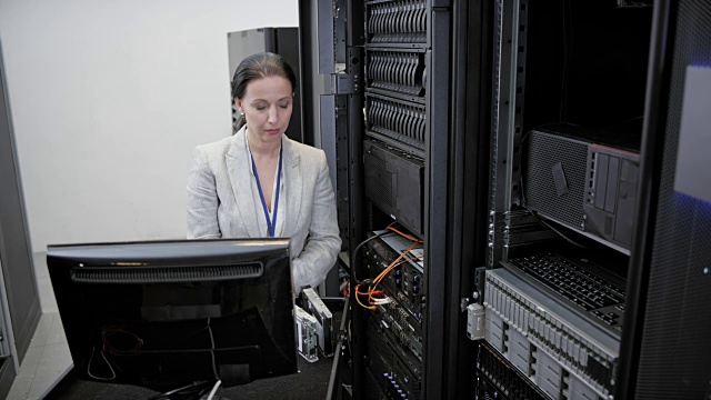 LD女IT工程师将硬盘插入服务器机架视频素材