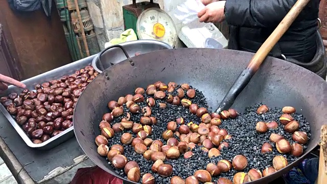 在大锅里烤栗子，北京，中国。视频购买
