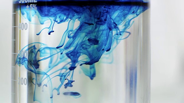 近距离观察蓝色液体与透明液体的混合视频素材