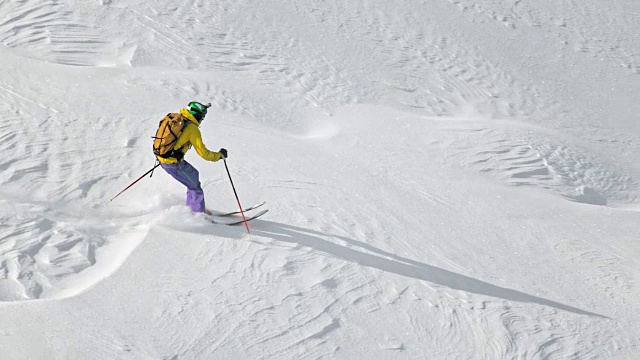 SLO MO女野外滑雪者滑雪下山视频素材