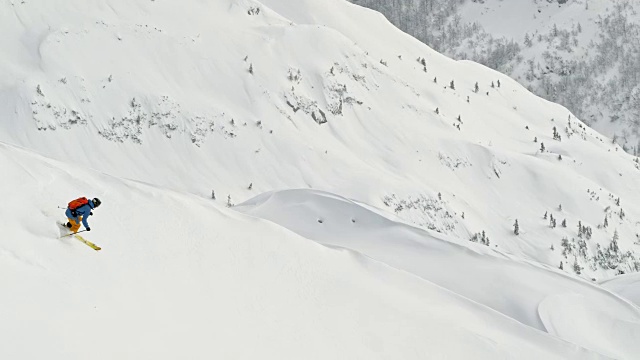 SLO MO野外滑雪者滑雪下山视频素材